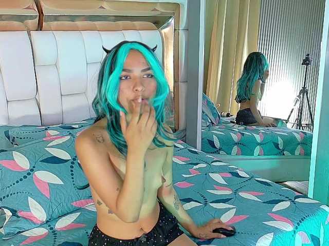 slutlittlegir's BongaCams show and profile