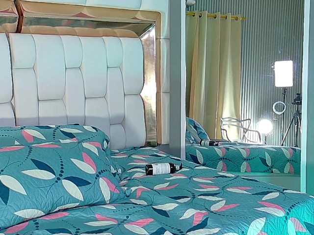 slutlittlegir's BongaCams show and profile