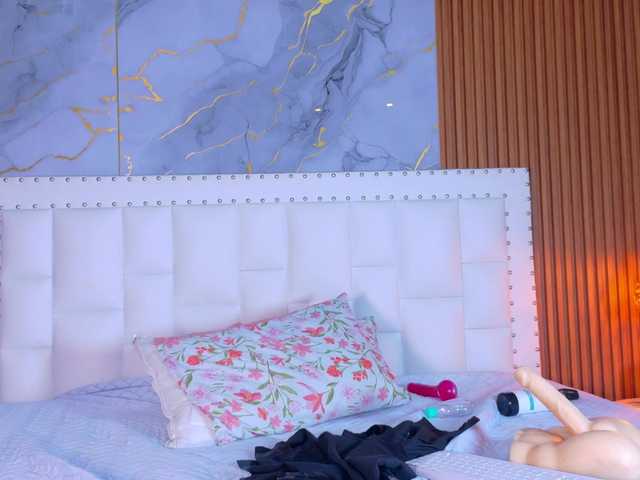 slutlittlegir's BongaCams show and profile