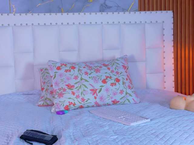 slutlittlegir's BongaCams show and profile