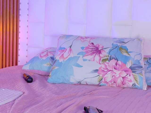 slutlittlegir's BongaCams show and profile