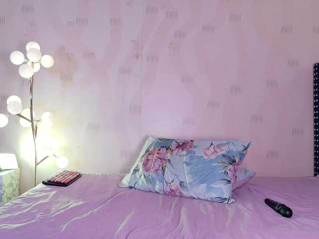 slutlittlegir's BongaCams show and profile