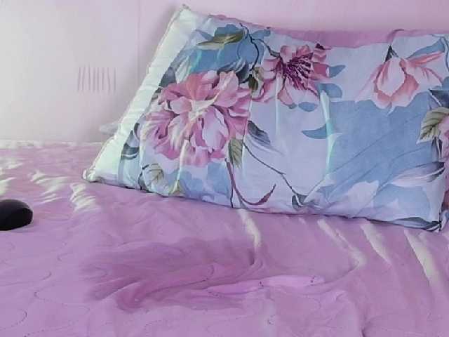 slutlittlegir's BongaCams show and profile