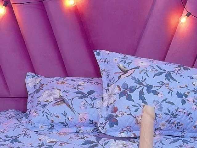 slutlittlegir's BongaCams show and profile