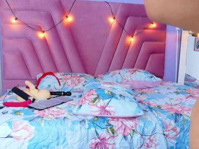 slutlittlegir webcam