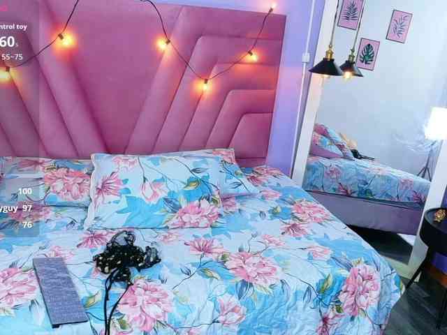 slutlittlegir webcam