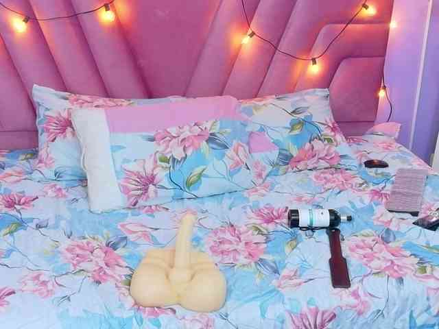 slutlittlegir webcam