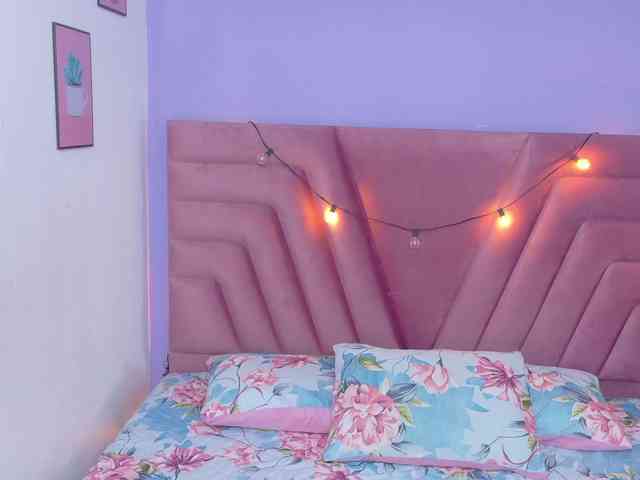 slutlittlegir webcam