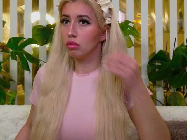 MiaLiaHot's BongaCams show and profile