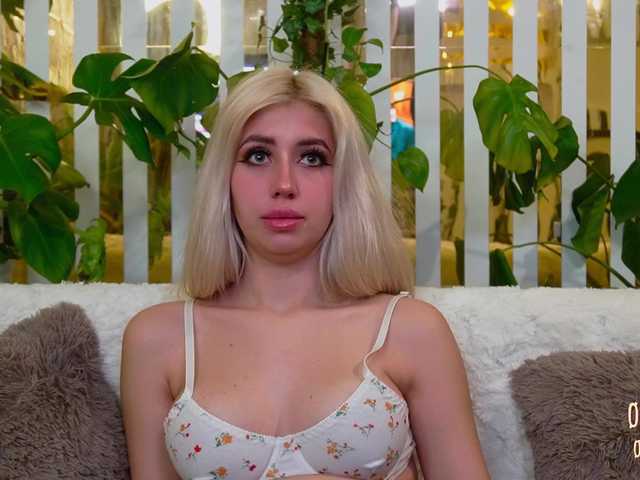 MiaLiaHot's BongaCams show and profile