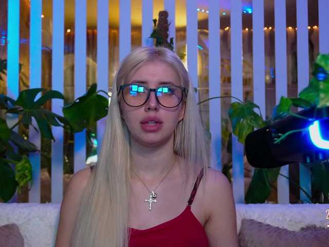 MiaLiaHot's BongaCams show and profile