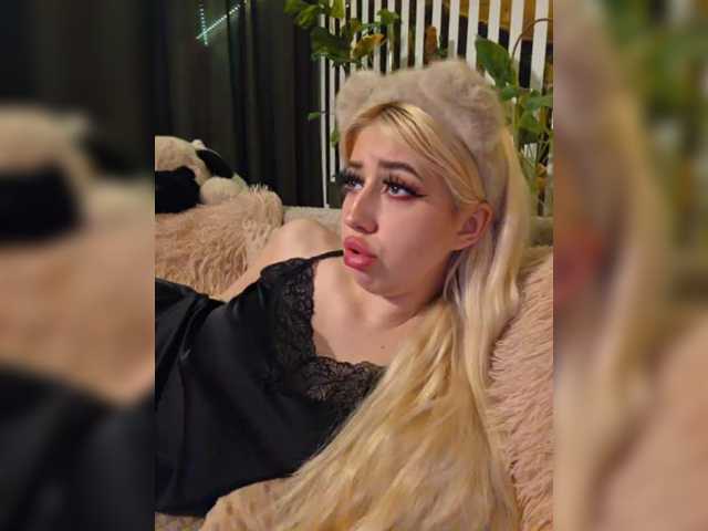 MiaLiaHot's BongaCams show and profile