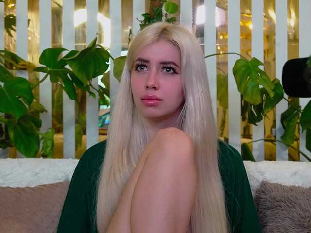 MiaLiaHot's BongaCams show and profile