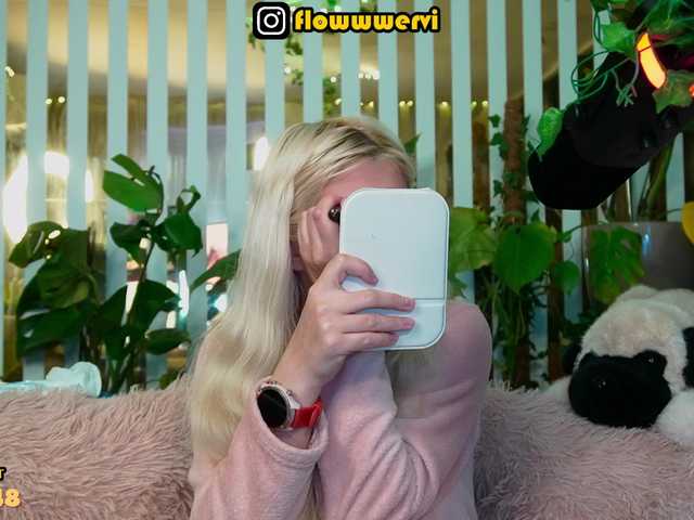 MiaLiaHot's BongaCams show and profile