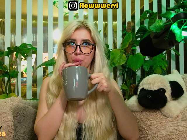 MiaLiaHot's BongaCams show and profile