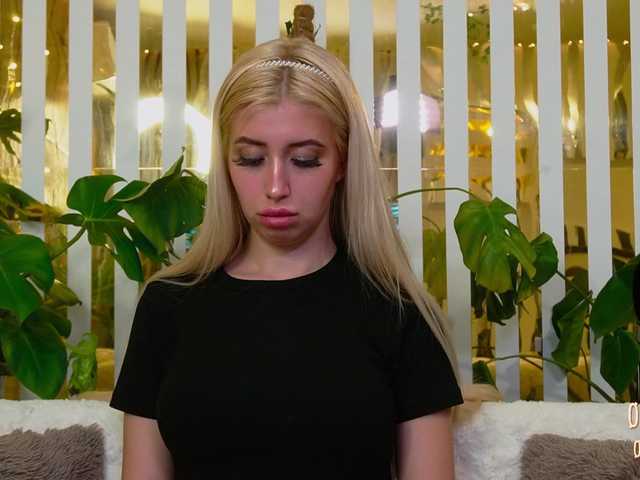 MiaLiaHot's BongaCams show and profile