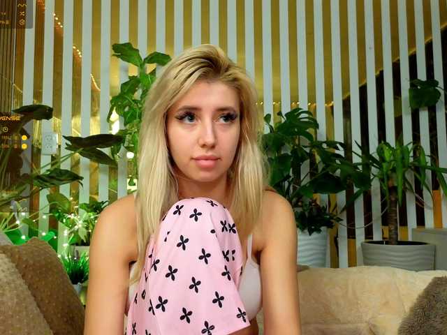 MiaLiaHot's BongaCams show and profile