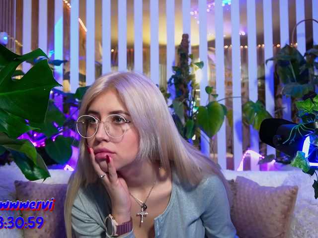 MiaLiaHot's BongaCams show and profile