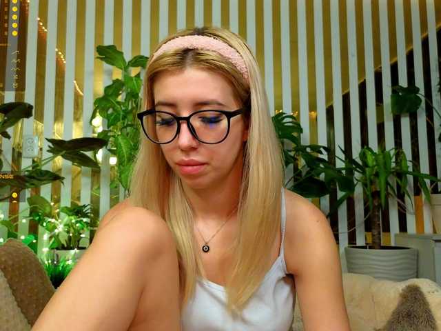 MiaLiaHot's BongaCams show and profile