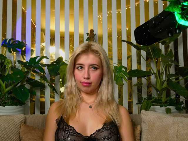 MiaLiaHot's BongaCams show and profile