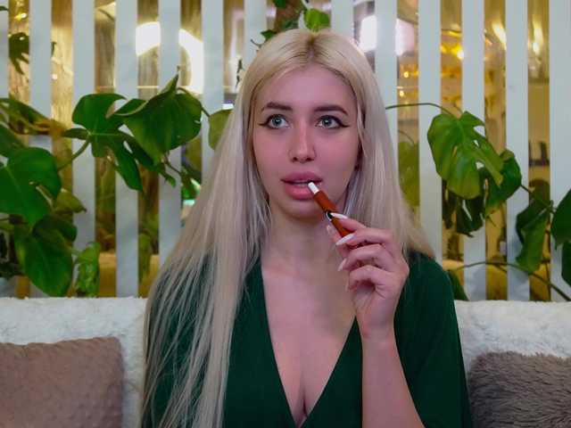 MiaLiaHot's BongaCams show and profile