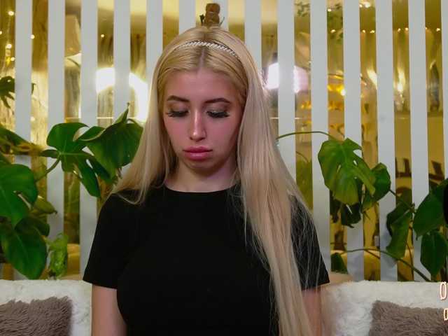 MiaLiaHot's BongaCams show and profile