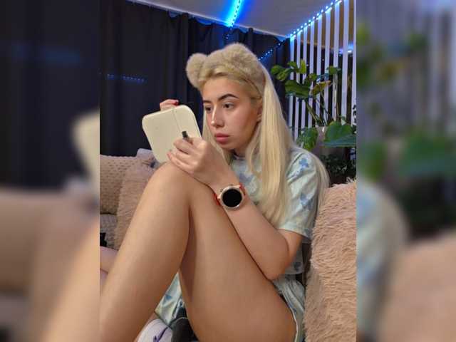 MiaLiaHot's BongaCams show and profile