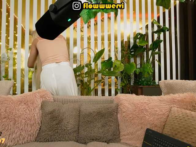 MiaLiaHot's BongaCams show and profile