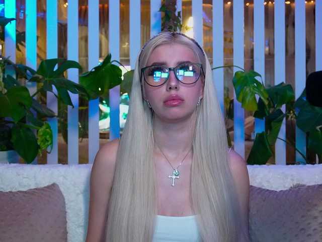 MiaLiaHot's BongaCams show and profile