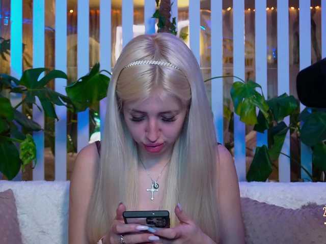 MiaLiaHot's BongaCams show and profile