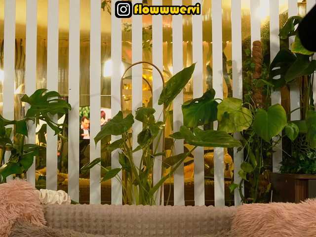 MiaLiaHot's BongaCams show and profile