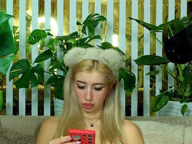 MiaLiaHot's BongaCams show and profile