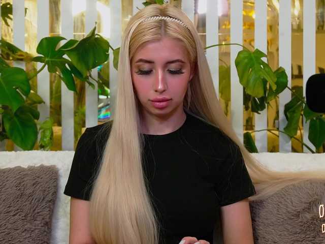 MiaLiaHot's BongaCams show and profile