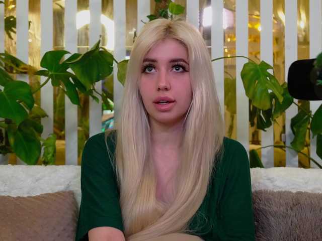 MiaLiaHot's BongaCams show and profile