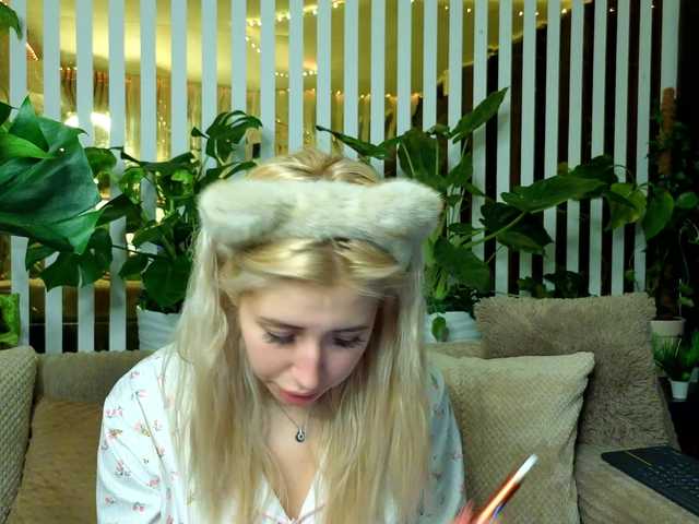 MiaLiaHot's BongaCams show and profile