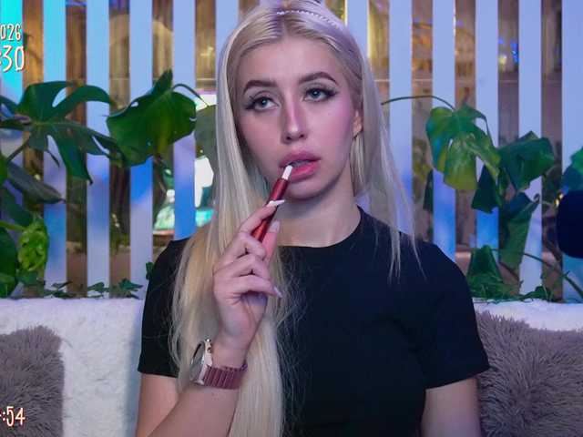 MiaLiaHot's BongaCams show and profile