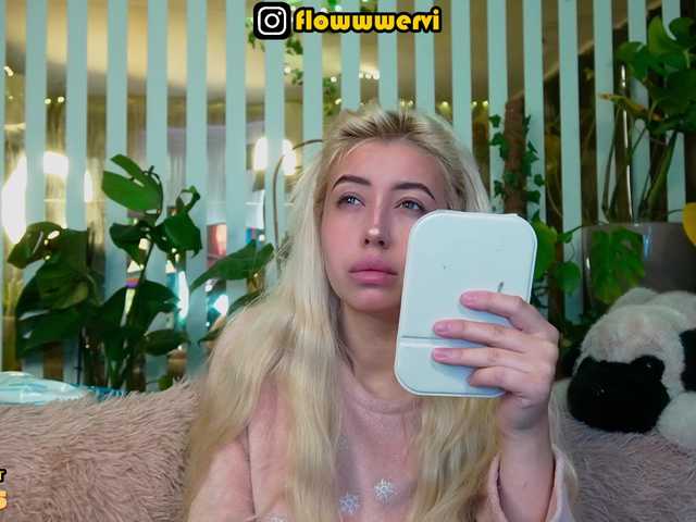 MiaLiaHot's BongaCams show and profile