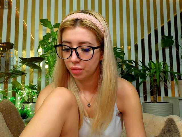 MiaLiaHot's BongaCams show and profile