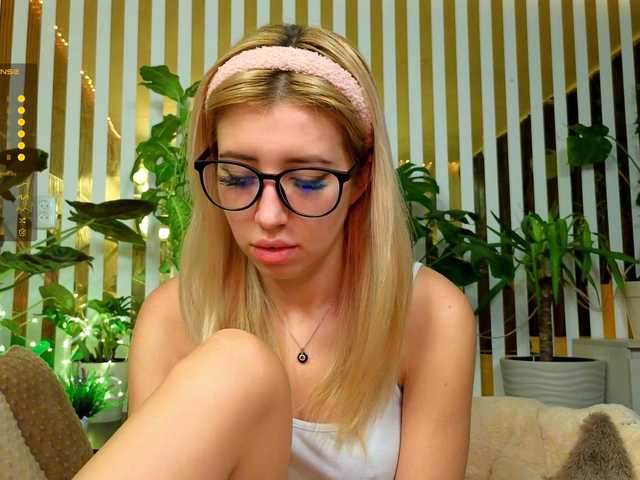 MiaLiaHot's BongaCams show and profile