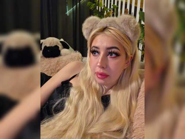 MiaLiaHot's BongaCams show and profile