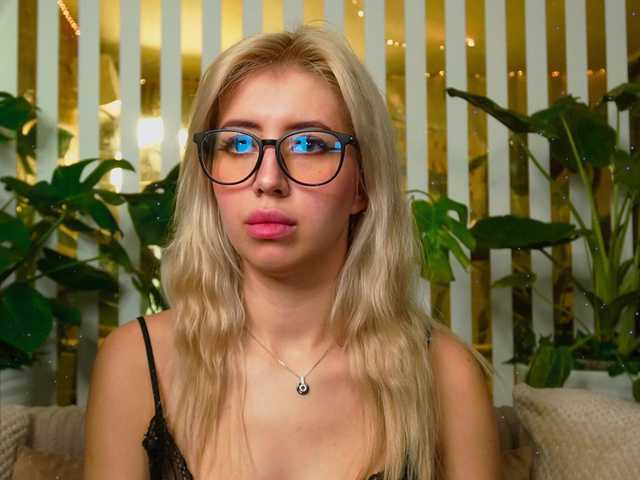 MiaLiaHot's BongaCams show and profile