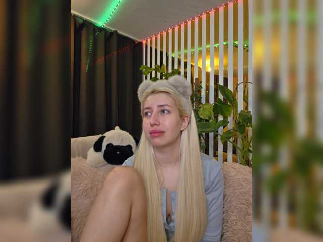 MiaLiaHot's BongaCams show and profile