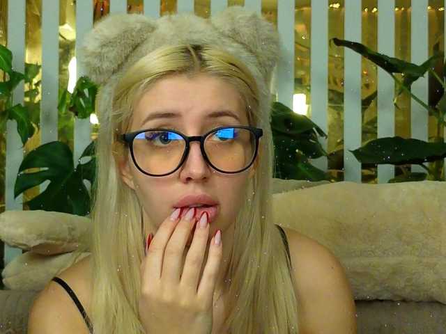 MiaLiaHot's BongaCams show and profile