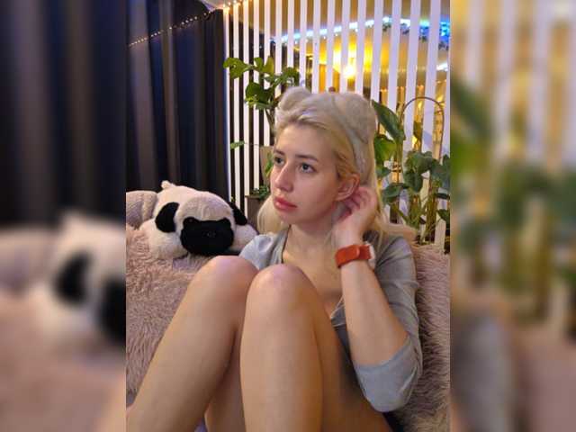 MiaLiaHot's BongaCams show and profile