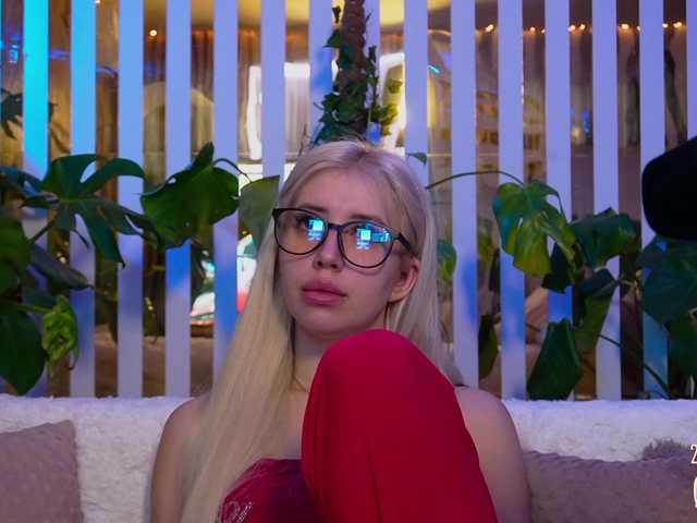 MiaLiaHot's BongaCams show and profile