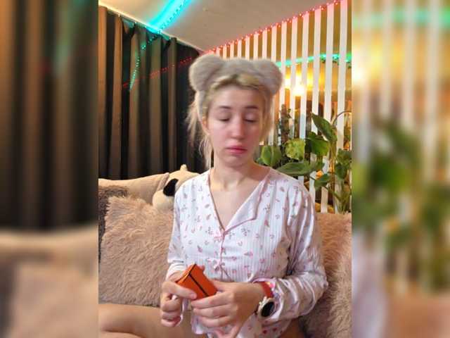 MiaLiaHot's BongaCams show and profile