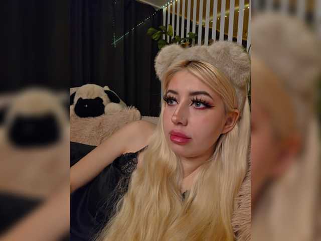 MiaLiaHot's BongaCams show and profile