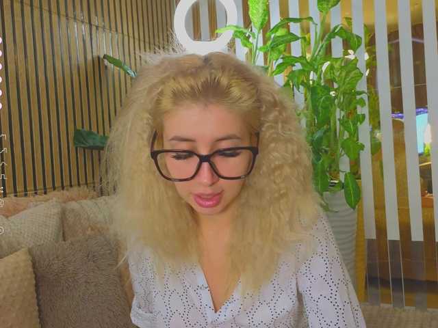 MiaLiaHot from BongaCams is Freechat
