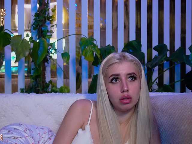 MiaLiaHot's BongaCams show and profile