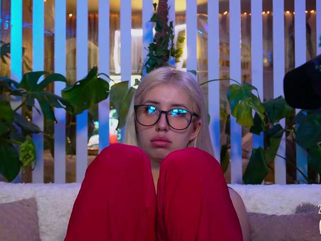 MiaLiaHot's BongaCams show and profile